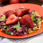 Gegrillter Rotkohlsalat mit Avocado-Dressing