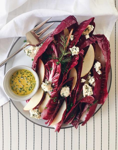 So bereiten Sie einen Frühlingsapfelsalat zu