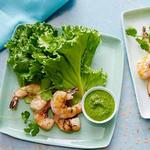 Gegrillte Garnelen in Salatblättern mit würziger Minzsauce