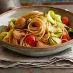 Pasta mit Garnelen und Zucchinibändern
