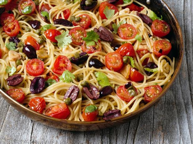 Wie man Pasta Puttanesca zubereitet