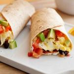 Fladenbrot mit Rührei, Käse und Bohnen zum Frühstück