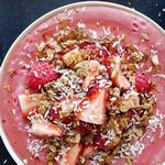 Smoothie-Bowl mit gefrorenen Beeren und Bananen