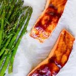 Ofengebackenes Abendessen: Lachs mit Hoisin-Glasur und Pak Choi