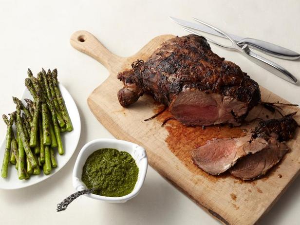 Zubereitung - Gegrillte Lammkeule mit Spargel und Minz-Chimichurri-Sauce
