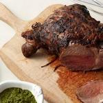 Gegrillte Lammkeule mit Spargel und Minz-Chimichurri-Sauce