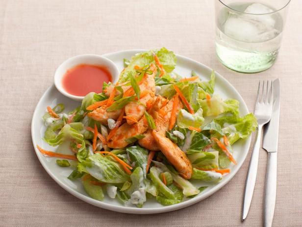 Zubereitung - Buffalo Chicken Salat mit Blauschimmelkäse-Dressing