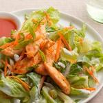 Büffelsalat mit Hähnchen und Blauschimmelkäse-Dressing