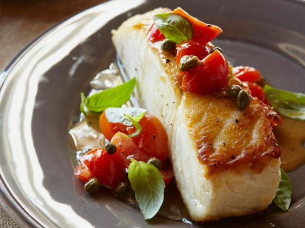 Come preparare - Halibut in padella con semi di zucca, capperi, pomodorini e basilico