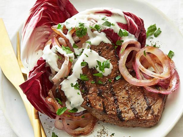 Come preparare - Bistecca di fianchetto marinata con salsa al formaggio blu