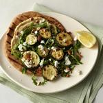 Fladenbrot mit gebackenen Zucchini, Hummus, Rucola, Ziegenkäse und Mandeln