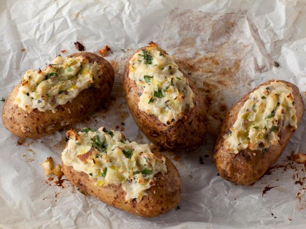 Gebackene Kartoffeln gefüllt mit Knoblauch-Zwiebel-Püree