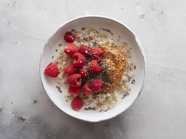 Mandelfestmahl: Mandelmilch, Mandelmus, Himbeeren und Chiasamen