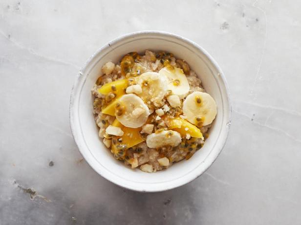 Tropischer Traum: Passionsfrucht, Banane, Mango und Macadamianüsse
