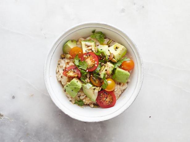 Frühstück mit Umami-Geschmack: Avocado, geröstete Sonnenblumenkerne, Kirschtomaten, Tamari, Leinsamenöl und Petersilie