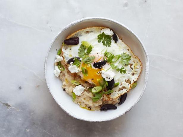 Türkisches Flair: Spiegelei, zerbröselter Feta, schwarze Oliven, Frühlingszwiebeln und Koriander