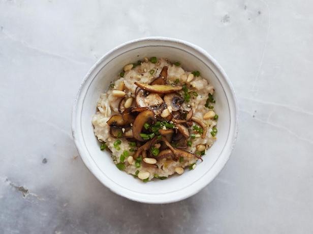Gaben der Erde: Gebratene Champignons, Schnittlauch und geröstete Pinienkerne