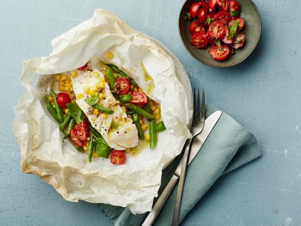 Kabeljau im Pergamentpapier mit Tomaten-Basilikum-Salsa