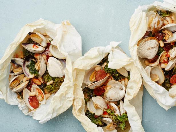 Venusmuscheln mit Grünkohl und Chorizo-Wurst in Pergament