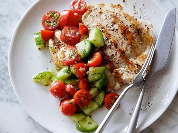 Rezeptanleitung – Gebratenes Hähnchen mit Tomaten-Gurken-Salat