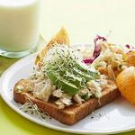 Thunfisch-, Avocado- und Orangensandwich mit Krautsalat