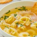 Tortellini mit Käse in einer leichten Brühe