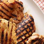 Gegrilltes Hähnchen mit roter Zwiebelsauce