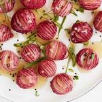 Hasselback-Radieschen in Miso-Dressing