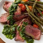 Gegrilltes Steak und grüne Bohnen mit Tomaten und Chimichurri-Sauce