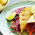 Tacos mit gebratenem Schweinefleisch, Kohl und Ananas