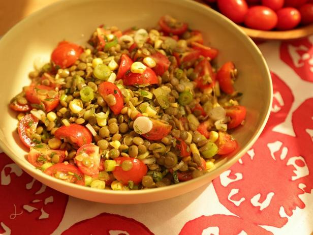 سلطة الطماطم والذرة مع العدس