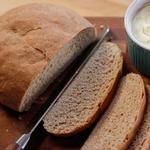 Einfaches Landbrot mit Honigbutter