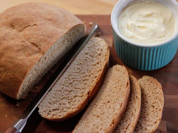 So wird's gemacht - Einfaches Landbrot mit Honigbutter