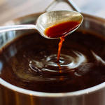 So bereiten Sie eine klassische Demi-Glace-Sauce zu