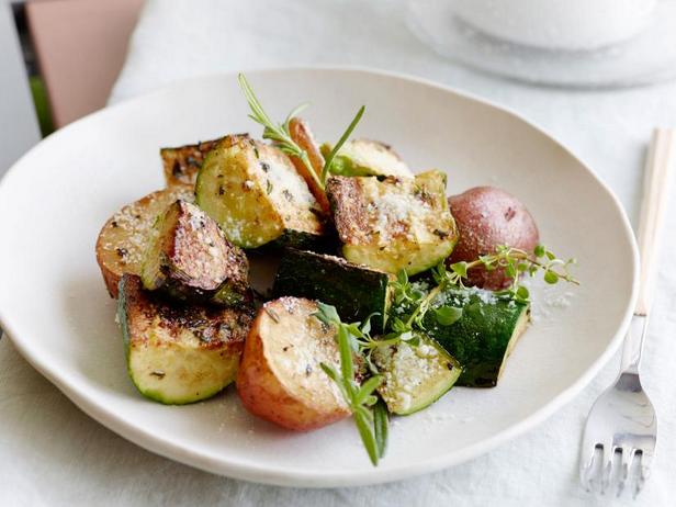 Rezept für gegrillte Zucchini und Kartoffeln mit Käse