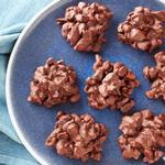 Schokoladenpralinen mit getrockneten Kirschen und Mandeln