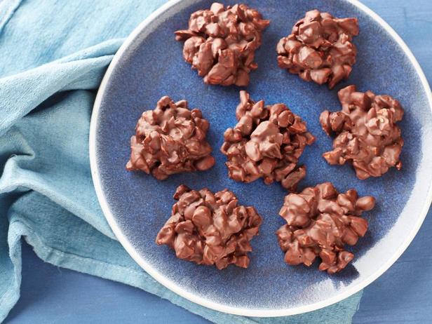 Rezept für Schokoladenpralinen mit getrockneten Kirschen und Mandeln