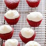 Red Velvet Cupcakes mit Frischkäse-Frosting