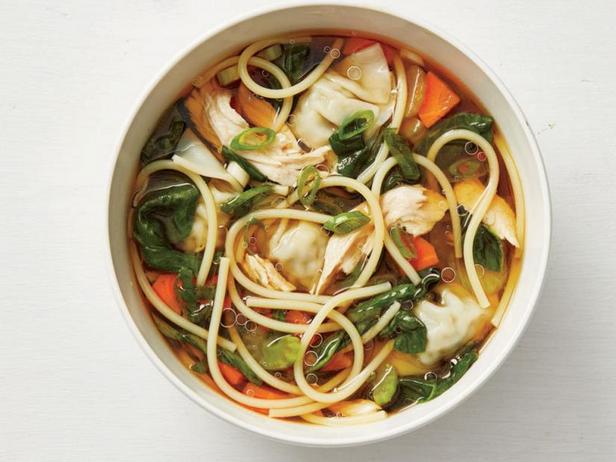 طريقة تحضير شوربة نودلز الدجاج مع الزلابية الآسيوية