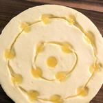 Zitronenkäsekuchen auf einem Zitronen-Rosmarin-Mürbeteigboden