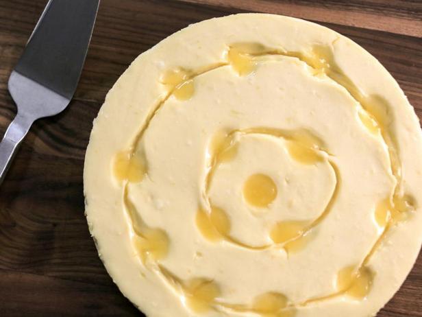 So wird's gemacht – Zitronen-Käsekuchen auf einem Zitronen-Rosmarin-Mürbeteigboden