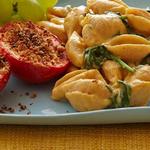 Nudeln mit kalorienarmer Käsesauce und gebackenen Tomaten