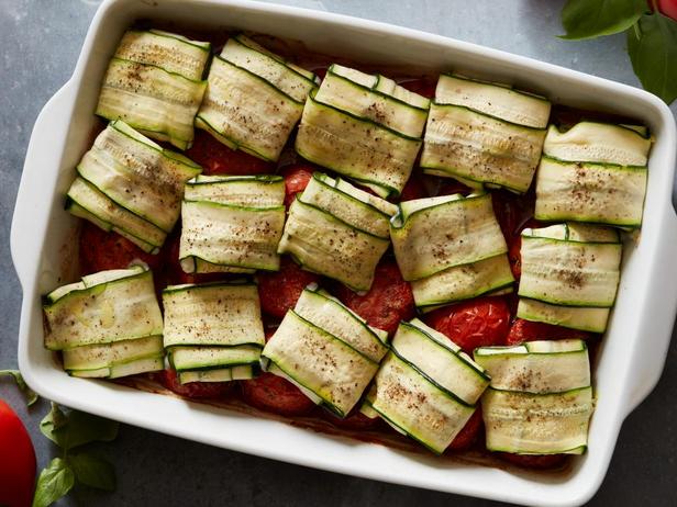 Ofengebackene Zucchini-Tomaten-Röllchen