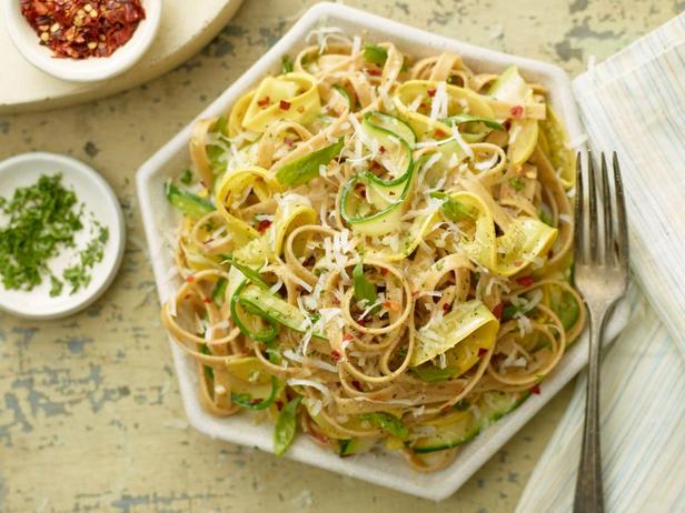 Gemüsenudeln mit Zucchini und Vollkornnudeln