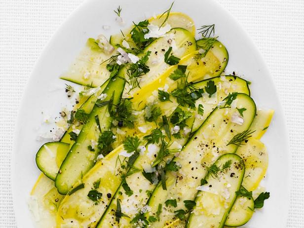 Gemüsecarpaccio aus Zucchini und gelbem Kürbis