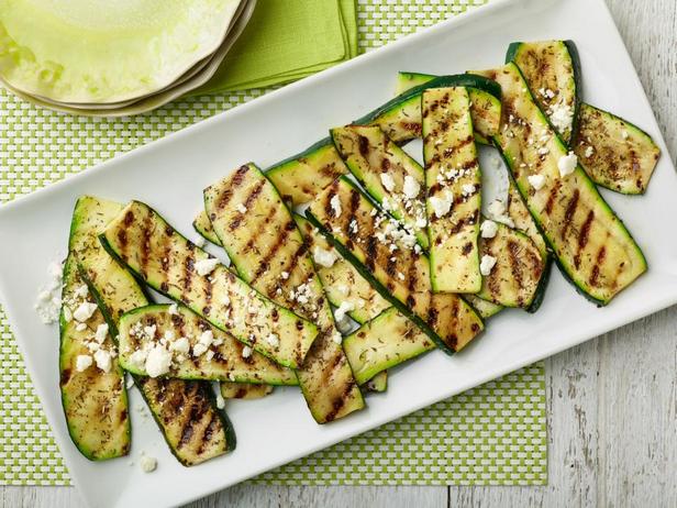 Geröstete Zucchini mit Kräutersalz und Feta