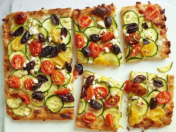 Vollkornpizza mit Kirschtomaten und Zucchini