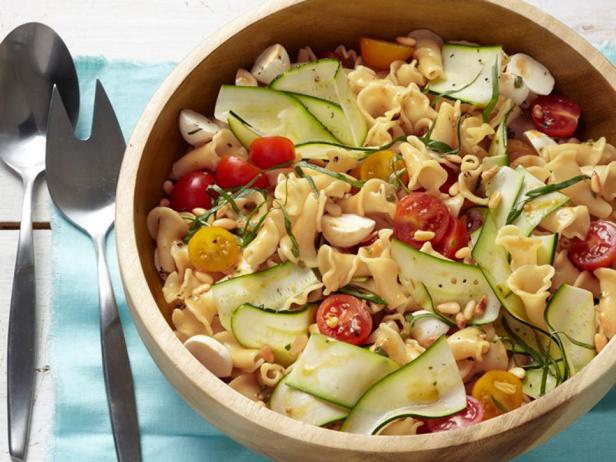Nudelsalat mit Zucchini und Mozzarella