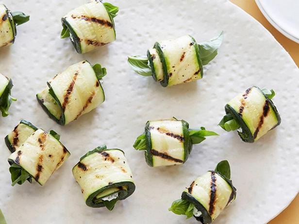 Gegrillte Zucchiniröllchen mit Kräutern und Käse