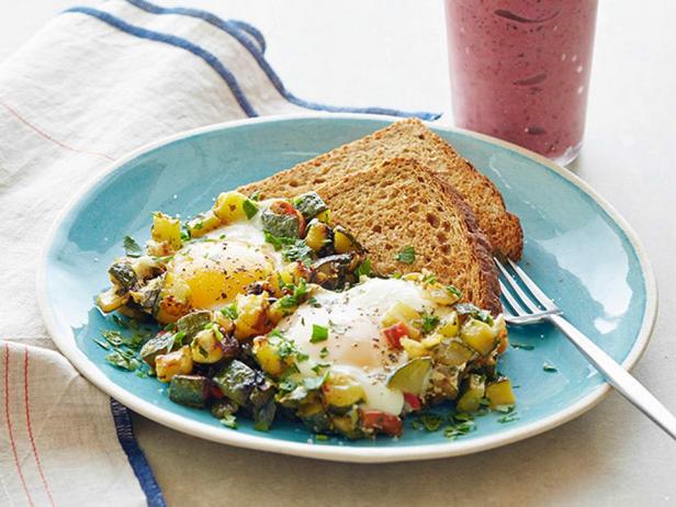 Gebratene Zucchini mit Eiern und Beeren-Bananen-Smoothie
